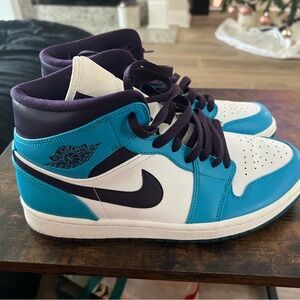 Air Jordan 1 Mid Hornets